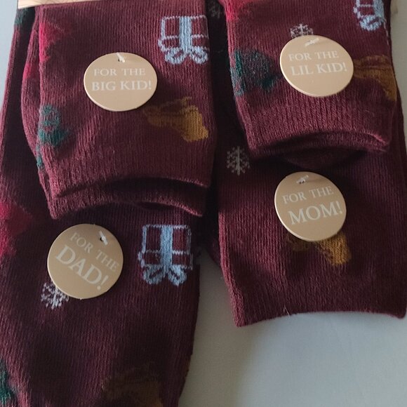 BEARPAW 4 PIECE FAMILY MATCHING CREW SOCKS IN BURGUNDY WINTER HOLIDAYS DESIGN - Picture 6 of 8